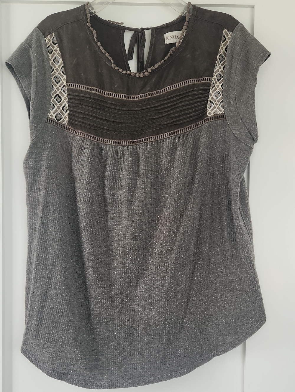 Knox Rose Gray Textured Cap Sleeve Top with Lace Insets Size Medium